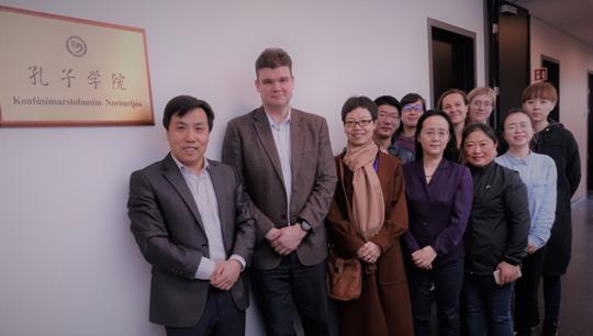 冰岛孔子永利皇宫网
合照（大使-参赞-院长）1